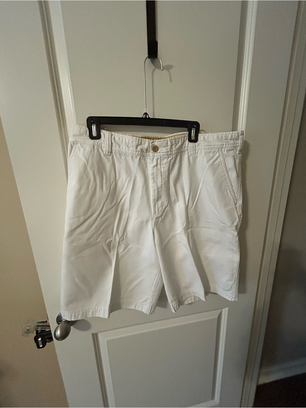 Izod White Flat Front Men's Shorts